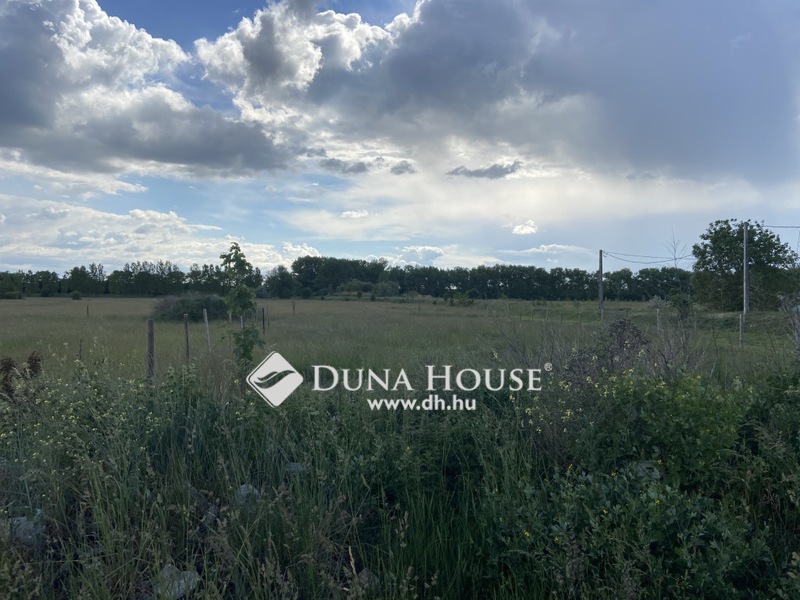 Land 7 850 m² Tarnok, Hungary